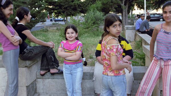 Bakü'de küçük kızlar - Sputnik Türkiye