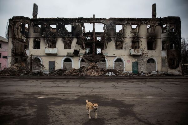 Uglegorsk şehrinde yıkılmış bir bina - Sputnik Türkiye