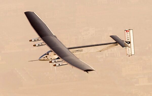 Güneş enerjisiyle çalışan Solar Impulse 2 uçağının Abu Dabi semalarında test uçuşu - Sputnik Türkiye
