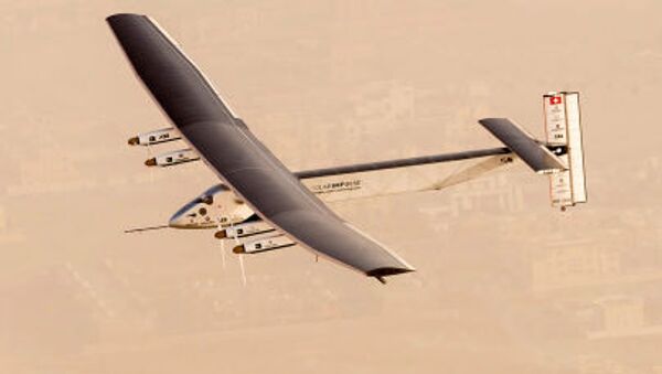 Güneş enerjisiyle çalışan Solar Impulse 2 uçağının Abu Dabi semalarında test uçuşu - Sputnik Türkiye