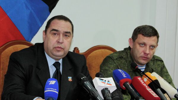 Lugansk Cumhurbaşkanı İgor Plotnitskiy (solda) ve Donetsk Cumhurbaşkanı Aleksandr Zaharçenko ortak bir açıklama yayımladı. - Sputnik Türkiye