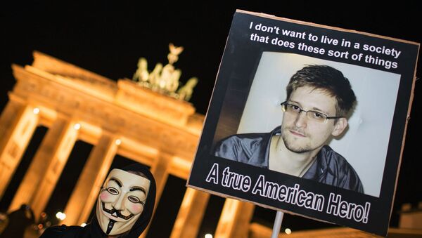 Almanya'nın başkenti Berlin'deki tarihi Brandenburg Kapısı'nda, Snowden'a destek gösterileri düzenlenmişti. - Sputnik Türkiye