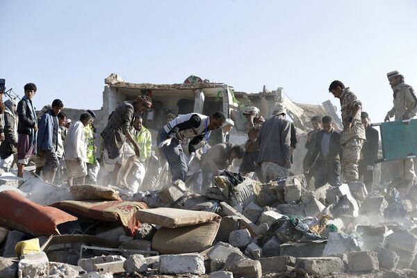 Yemen Cumhurbaşkanı Hadi'nin çağrısına yanıt veren Suudi Arabistan ve bölge müttefikleri Şii Husilerin denetimindeki başkent Sana'yı havadan bombalandı. - Sputnik Türkiye