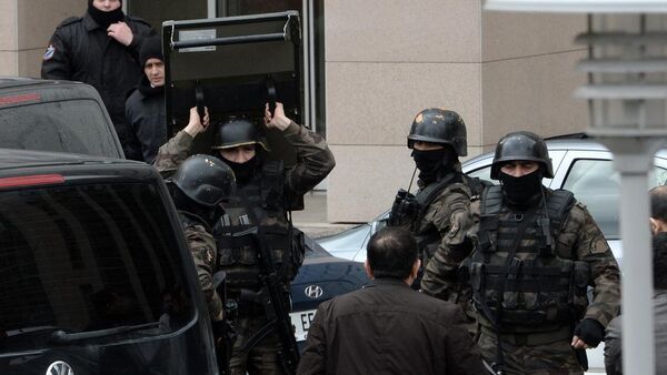 İstanbul Çağlayan'daki Adalet Sarayı'na tüm girişler kapatıldı. Özel hareket polisleri adliye binasına etrafında barikat kurdu. - Sputnik Türkiye