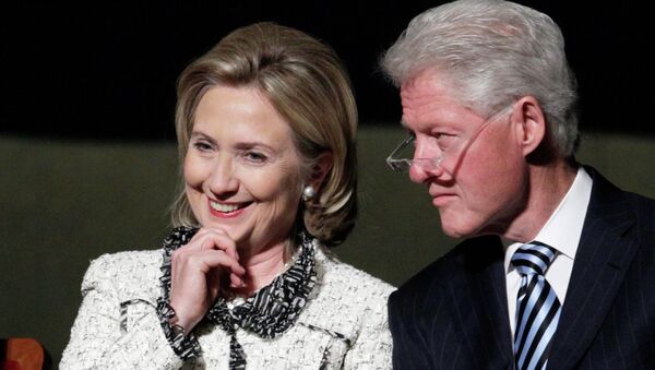 Eski ABD Dışişleri Bakanı Hillary Clinton ve eski başkan olan eşi Bill Clinton - Sputnik Türkiye