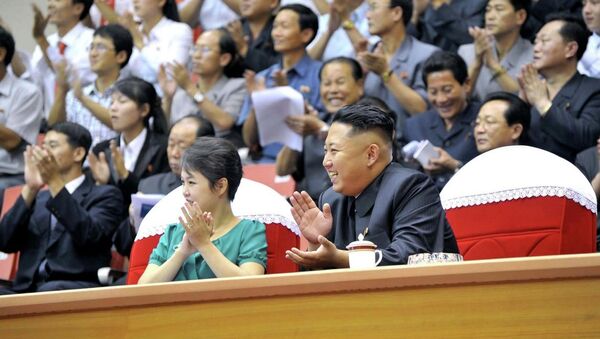 Kuzey Kore lideri Kim Jong-un ve eşi Ri Sol-Ju - Sputnik Türkiye