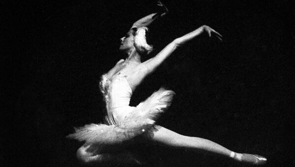 Yaklaşık yarım asırdır Rus balesinin en büyük dayanaklarından biri olan Plisetskaya, prima balerinken (solo dansçı) 1990'da, yani 65 yaşında emekli olmuştu. - Sputnik Türkiye