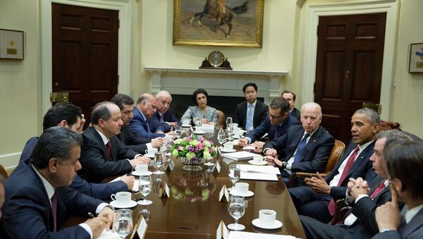 ABD Başkanı Barack Obama, Beyaz Saray'da, Başkan Yardımcısı Joe Biden  ile Irak Kürt Bölgesel Yönetimi (IKBY) Başkanı Mesud Barzani arasındaki görüşmeye katıldı. - Sputnik Türkiye