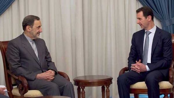 İran'ın dini lideri Ayetullah Ali Hamaney'in Başdanışmanı Ali Ekber Velayeti ve Suriye Devlet Başkanı Beşar Esad - Sputnik Türkiye