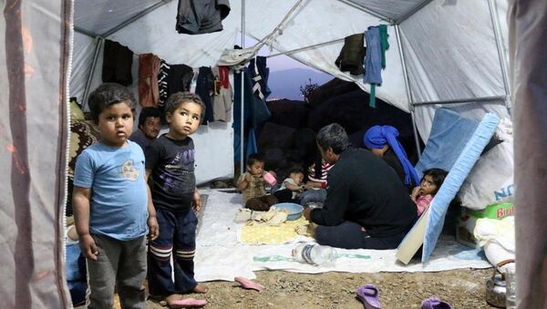 Suriyeliler, hayırseverler tarafından kurulan çadırlarda yaşam mücadelesi veriyor. - Sputnik Türkiye