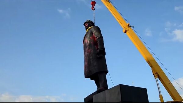 Slavyansk'ta Lenin heykeline saldırı - Sputnik Türkiye