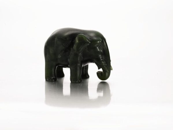Fabergé yapımı değerli taştan bir fil figürü, yapım yılı takriben 1910. - Sputnik Türkiye