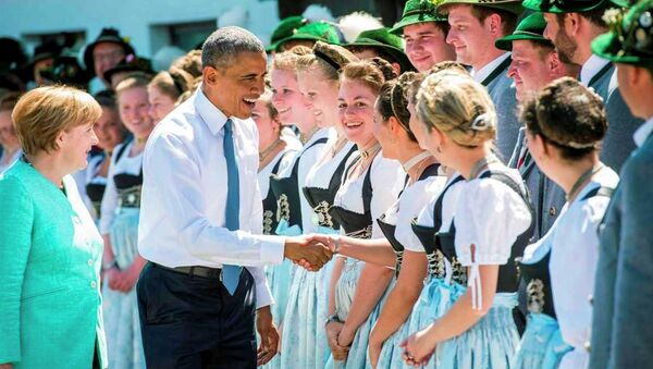 ABD Başkanı Barack Obama, Almanya'nın Krün şehrindeki Elmau Sarayı'nda düzenlenen G7 Liderler Zirvesi öncesinde Almanya Başbakanı Angela Merkel ile bir araya geldi. - Sputnik Türkiye