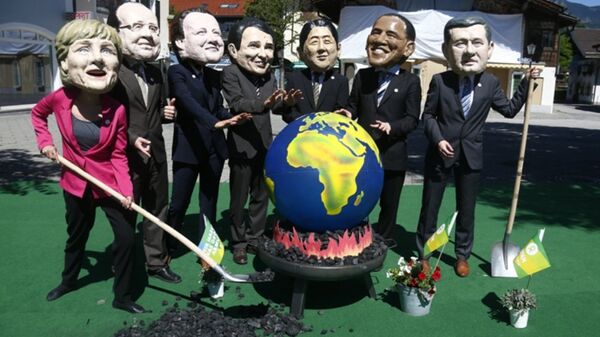 İngiltere merkezli sivil toplum kuruluşu Oxfam'ın üyeleri, zirveyi protesto eylemlerinde G7 liderlerinin maskelerini taktı. - Sputnik Türkiye