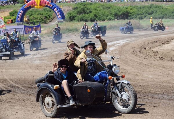 Rostov bölgesinde ilk kez düzenlenen köylü motosikletçi geçidinin katılımcıları - Sputnik Türkiye