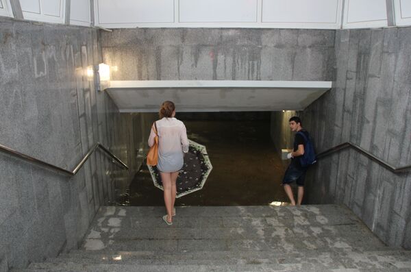 Soçi’de sağanak yağmur sonucu sular altında kalan yeraltı geçidi. - Sputnik Türkiye