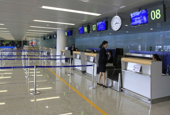 Pyongyang’daki havalimanının yeni terminalinin çalışanları - Sputnik Türkiye
