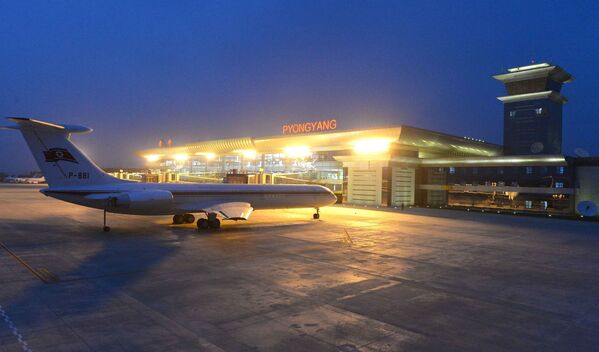 Pyongyang’daki havalimanının yeni terminali önünde uçak - Sputnik Türkiye