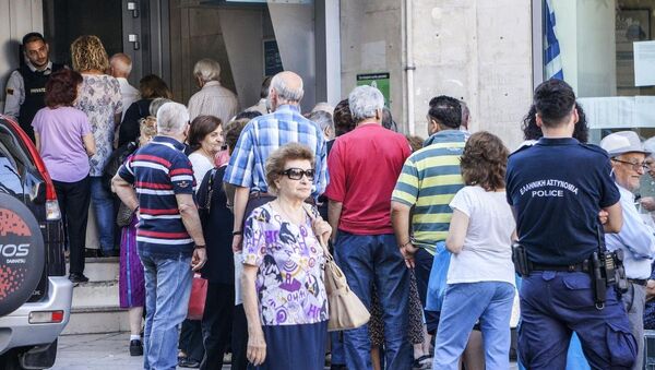 Yunanistan'da emekliler ATM önünde kuyrukta - Sputnik Türkiye