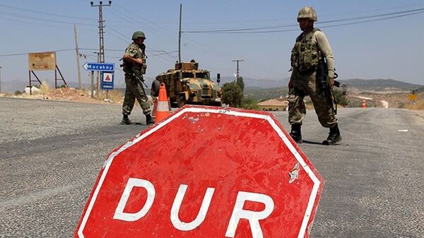 Diyarbakır'ın Lice İlçesi Kayacık mevkiinde geniş güvenlik önlemleri alınırken, Diyarbakır-Bingöl karayolu trafiğe kapatıldı. - Sputnik Türkiye
