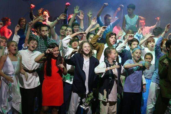 Aleksandrovsk Tiyatrosu'nda Rus Rosatom şirketinin organize ettiği Nuclear Kids-2015 projesi kapsamında sahnelenen müzikalde Rusya, Belarus, Türkiye, Macaristan, Vietnam, Ukrayna ve Çek Cumhuriyeti'nden 70 çocuk yer aldı - Sputnik Türkiye