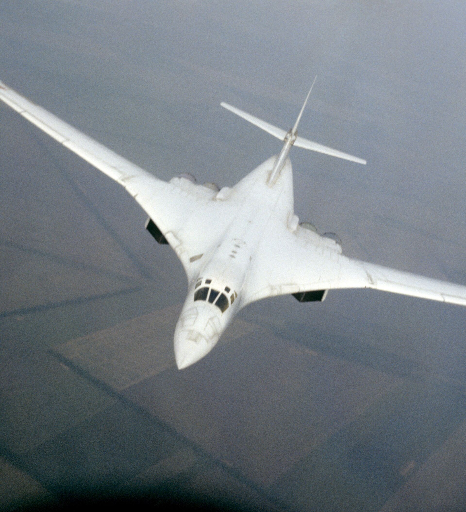 Скорость самолета лебедь. Ту-160 белый лебедь. Стратегический бомбардировщик ту-160. Белый лебедь самолет ту 160. Ту-160 сверхзвуковой самолёт.