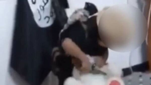 IŞİD, 3 yaşındaki çocuğa oyuncak ayının başını kestirdi - Sputnik Türkiye