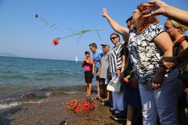 Küçük Aylan, cansız bedeninin vurduğu sahilde anıldı - Sputnik Türkiye