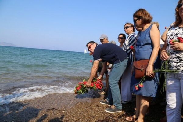 Küçük Aylan, cansız bedeninin vurduğu sahilde anıldı - Sputnik Türkiye