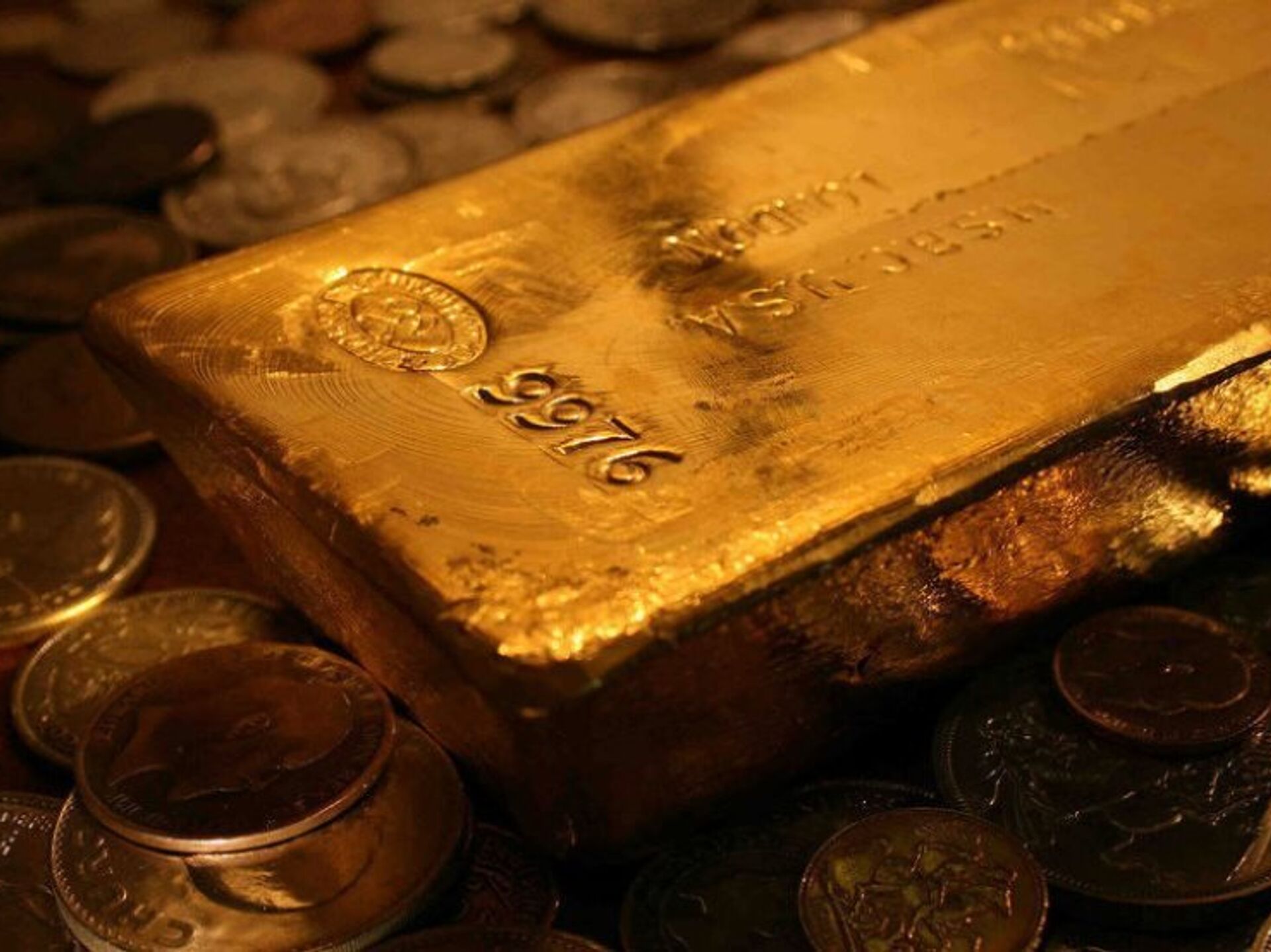 Золото и доллары. Падающие золотые монеты. Золотовалютный стандарт. Золотой запас.