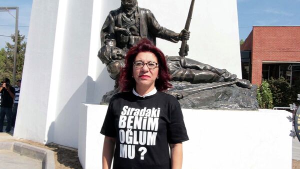 CHP'li Tur Yıldız Biçer'den tişörtlü protesto - Sputnik Türkiye