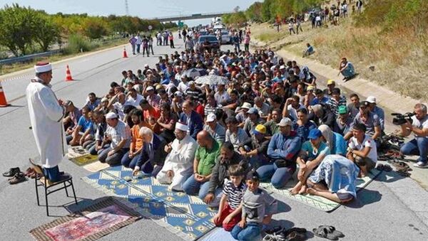 Edirne Valisi Şahin Suriyeli mültecilerle TEM’de namaz kıldı - Sputnik Türkiye