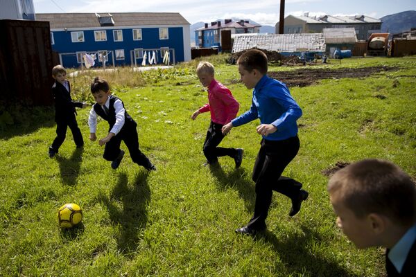 Yujno-Kurilsk kentinde okul öğrencileri futbol oynarken. - Sputnik Türkiye