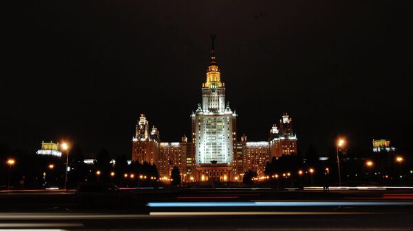 Moskova Devlet Üniversitesi gece manzarası. - Sputnik Türkiye