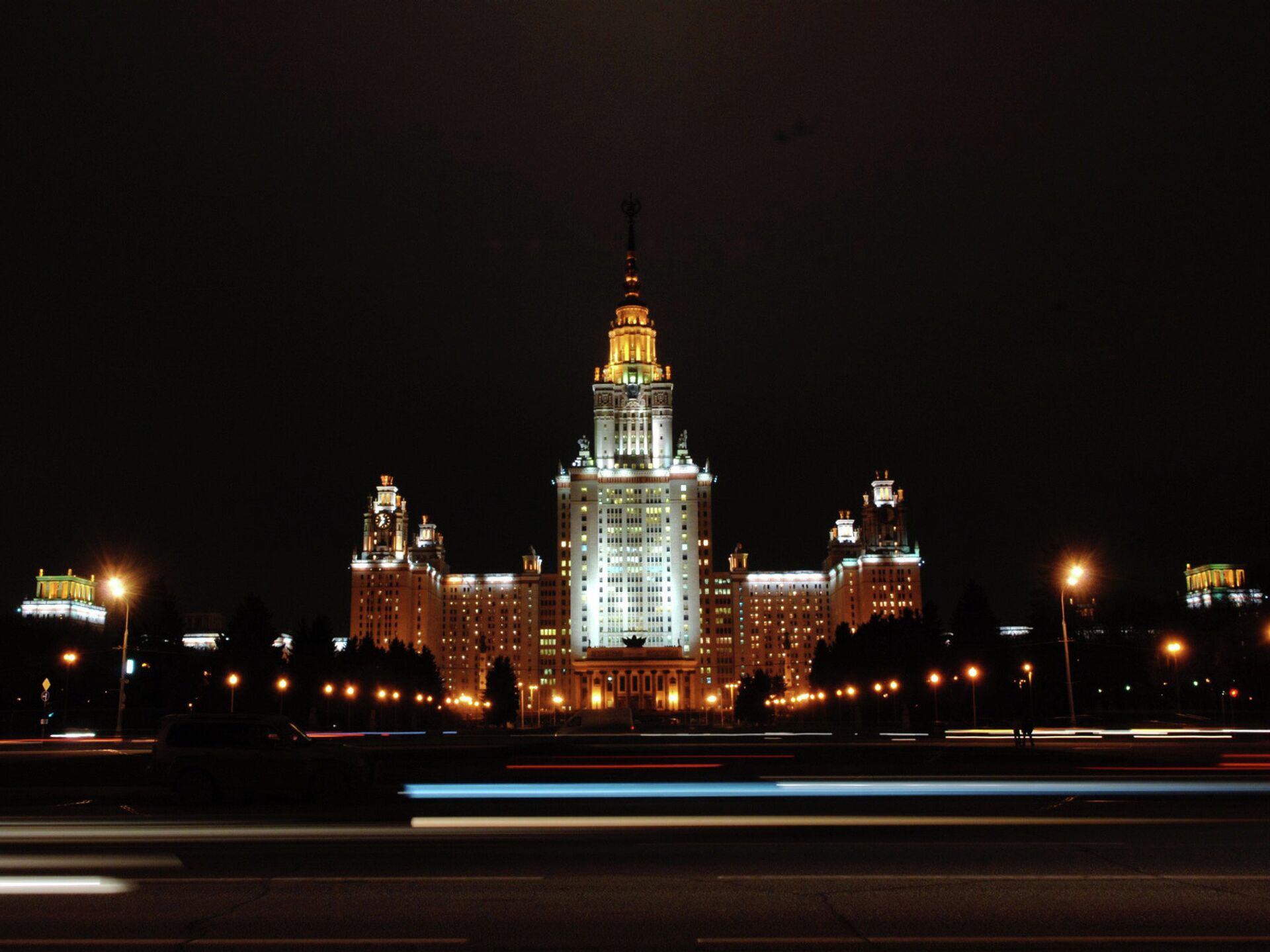 0.75 moscow. Ночь Воробьевы горы МГУ. МГУ ночью фото. Москва Ломоносов ночью. Старое фото МГУ ночью в Москве.