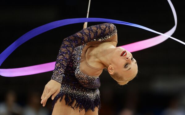 Rus jimnastikçi Yana Kudryavtseva, Stuttgart’ta düzenlenen Ritmik Jimnastik Dünya Şampiyonası’nda. - Sputnik Türkiye