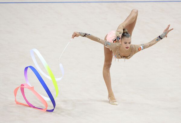 Rus jimnastikçi Aleksandra Soldatova, Stuttgart’ta düzenlenen Ritmik Jimnastik Dünya Şampiyonası’nda performansı sırasında. - Sputnik Türkiye