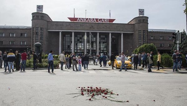 Patlamanın yaşandığı yere gelen vatandaşlar, hayatını kaybedenleri anarak, karanfil bıraktı. - Sputnik Türkiye