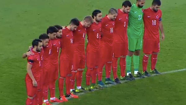 Milli maç öncesi saygı duruşu sırasında tekbir sesleri yükseldi - Sputnik Türkiye