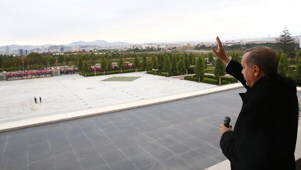 Cumhurbaşkanı Recep Tayyip Erdoğan, vatandaşları külliyenin balkonundan selamladı. - Sputnik Türkiye