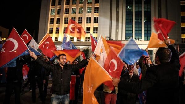 1 Kasım Seçimleri sonrasında AK Parti destekçileri Genel Merkezi önünde toplanmaya başladı. - Sputnik Türkiye