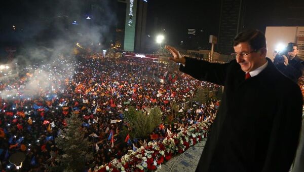 AK Parti Genel Başkanı ve Başbakan Ahmet Davutoğlu, seçim sonuçlarının ardından AK Parti Genel Merkez binasının balkonundan partililere hitap etti. - Sputnik Türkiye