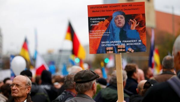Almanya'nın başkenti Berlin'de göçmen karşıtı AfD Partisinin düzenlediği yürüyüşte binlerce kişi katıldı. - Sputnik Türkiye