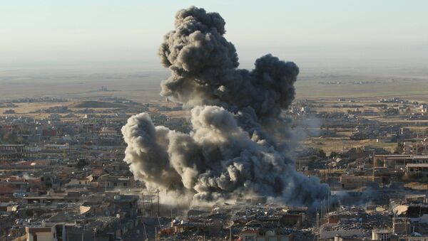 Sincar’da ABD savaş uçaklarının saldırısının ardından oluşan duman. - Sputnik Türkiye