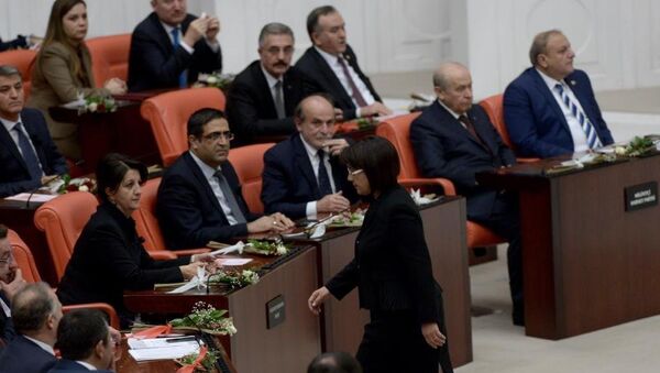 HDP Milletvekili Leyla Zana yemine Kürtçe başlayıp ardından da metni eksik okuduktan sonra genel kurul salonundan ayrıldı. - Sputnik Türkiye