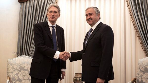 KKTC Cumhurbaşkanı Mustafa Akıncı - İngiltere Dışişleri Bakanı Philip Hammond - Sputnik Türkiye
