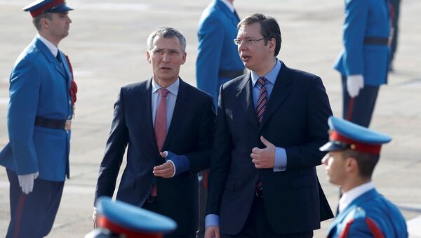 NATO Genel Sekreteri Jens Stoltenberg ve Sırbistan Başbakanı Aleksandr Vuçiç - Sputnik Türkiye