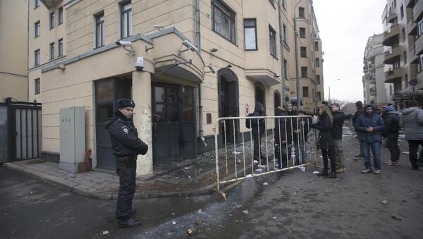 Moskova'daki Türk Büyükelçiliği'ne taşlı saldırı düzenlendi. - Sputnik Türkiye