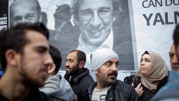 Cumhuriyet gazeteci önünde Can Dündar ve Erdem Gül'ün tutuklanmasına tepki. - Sputnik Türkiye