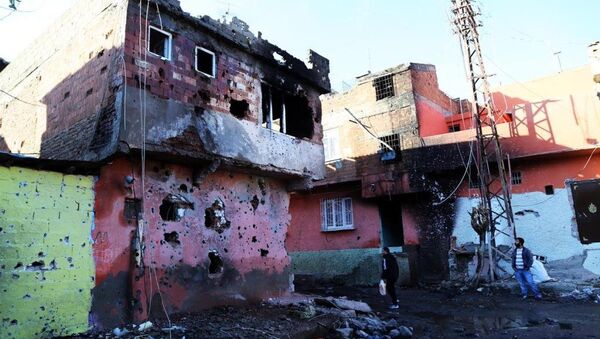 Diyarbakır'ın Sur ilçesinde 6 mahalle, bir cadde ve Dağkapı Meydanı'nda uygulanan sokağa çıkma yasağının kaldırılmasının ardından ilçeye verilen zarar gün yüzüne çıktı. - Sputnik Türkiye